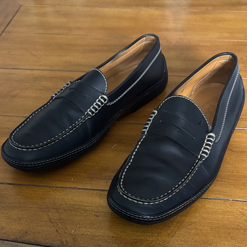 Tod's Black Italian Leather Loafers with Contrast Stitching